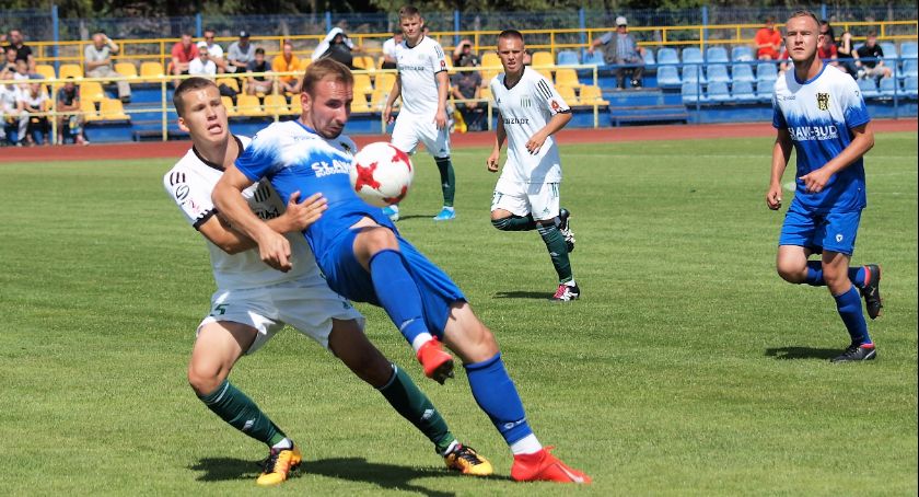 Piłkarski weekend pod znakiem derby i Pucharu Polski. Zobacz, gdzie i z kim zagrają drużyny z powiatu