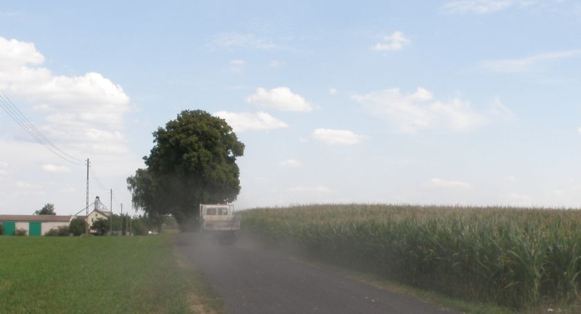 Pył po utwardzeniu drogi szlaką utrudnia życie mieszkańcom. Czy żużel powinien leżeć na drogach?