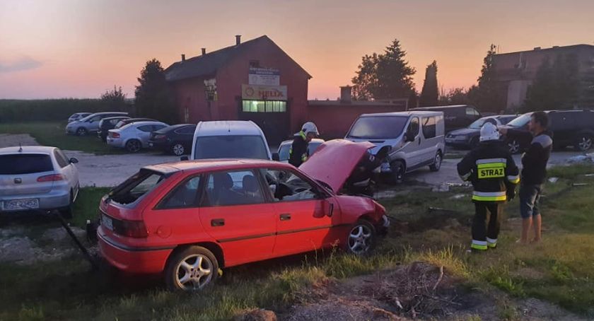 Kierowca opla dachował i rozbił trzy samochody. Trafił do szpitala