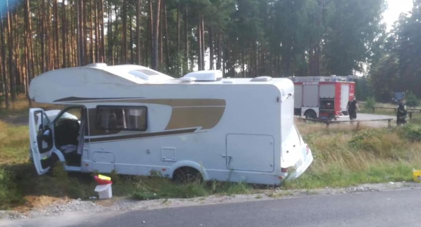 Stłuczka na skrzyżowaniu. Kamper zderzył się z osobówką