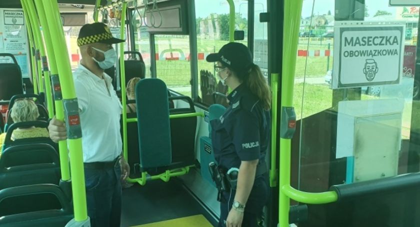 Policja i straż miejska sprawdza czy nosimy maseczki. Mają wspólne patrole