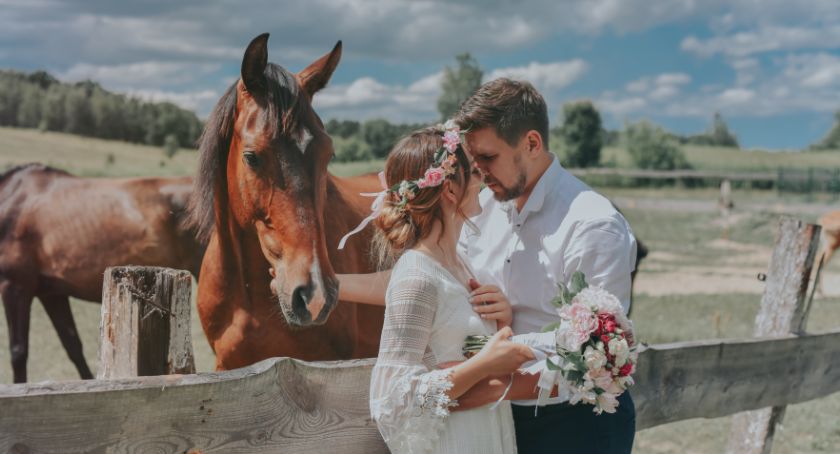 Dominika i Miłosz Kuffel uwielbiają spędzać czas na łonie natury. Zobacz ich niesamowitą sesję z końmi [GALERIA]