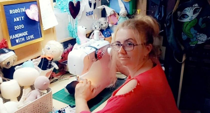 Anetta Chacińska jest krawcową, która tworzy rękodzieło. Swoje umiejętności wykorzystywała w walce z koronawirusem