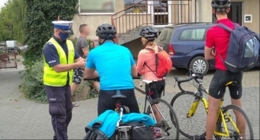 W zderzeniu z samochodem cyklista jest bez szans. Policjanci przeprowadzili akcję edukacyjną