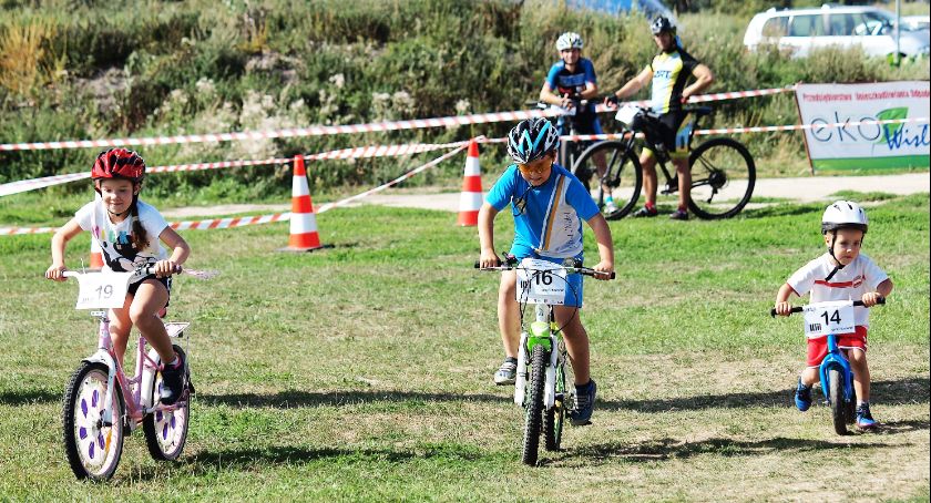 Rowerowy finał wakacji w Świeciu, czyli rodzinne wyścigi przy zamku oraz na stadionie