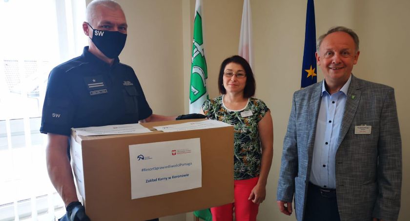 Skazani uszyli maseczki dla Gminy Pruszcz. Była to forma resocjalizacji