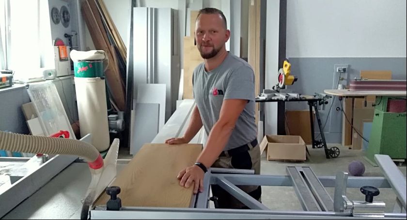 Stolarz Tomasz Miesiarczyk odczuł koronawirusa. Jak pandemia wpłynęła na zamówienia?