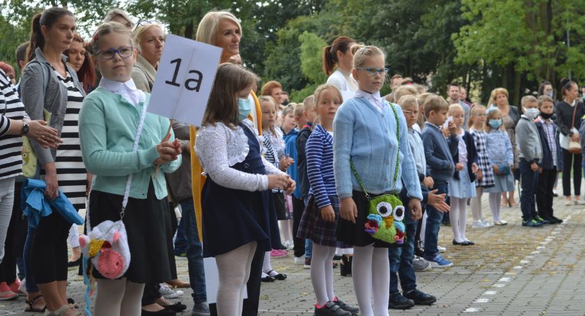 Rok szkolny rozpoczęty. Po półrocznej przerwie dzieci powróciły do szkół [ZDJĘCIA]