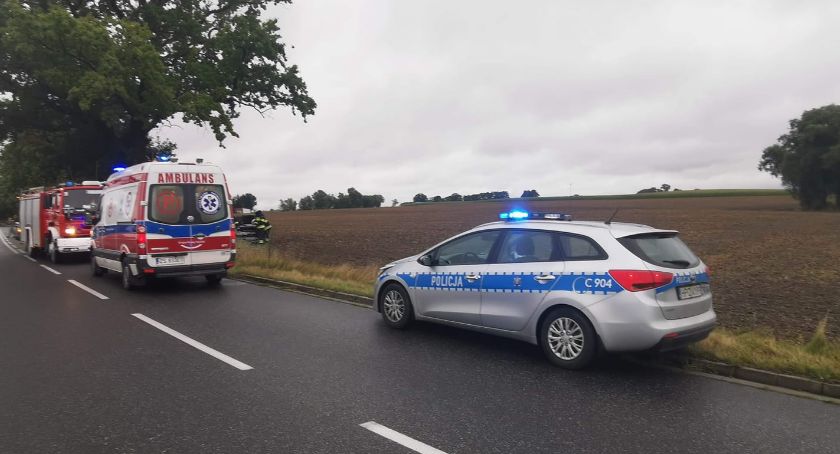 Trudne warunki na drogach. W Niewieścinie dachowało auto