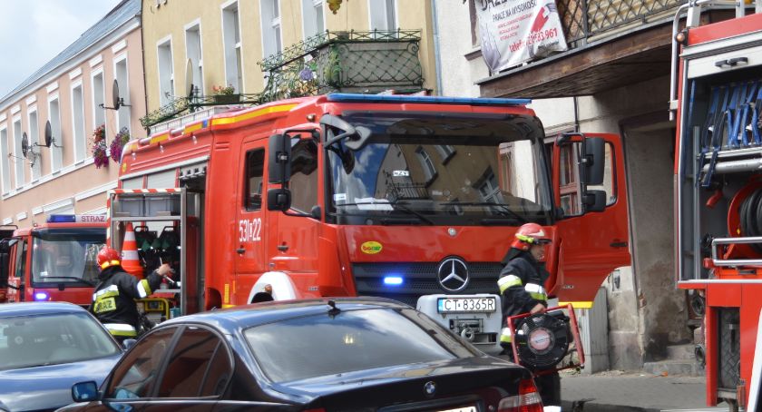 Cztery zastępy straży pożarnej pojechały do pożaru w kamienicy w Świeciu