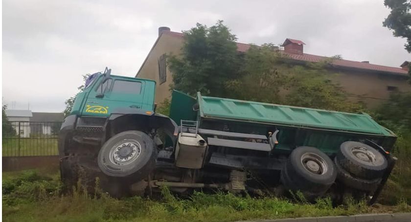 Ciężarówka z gruzem wjechała do rowu. Kierowca stracił panowanie