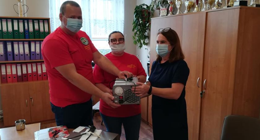 Ozonatory trafiły do szkoły w Grucznie. Radny Waldemar Chudy będzie wnioskował o zakup kolejnych urządzeń