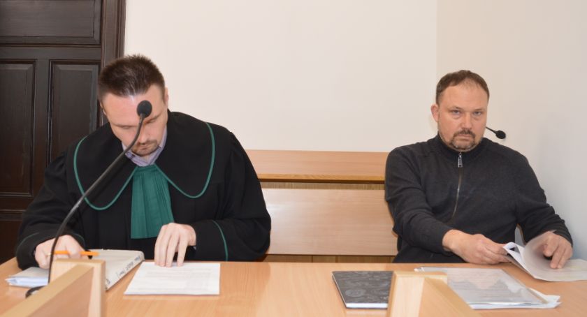 Adam Knapik jest winny, ale postępowanie umorzono. Sąd orzekł w sprawie o znęcanie się radnego nad żoną