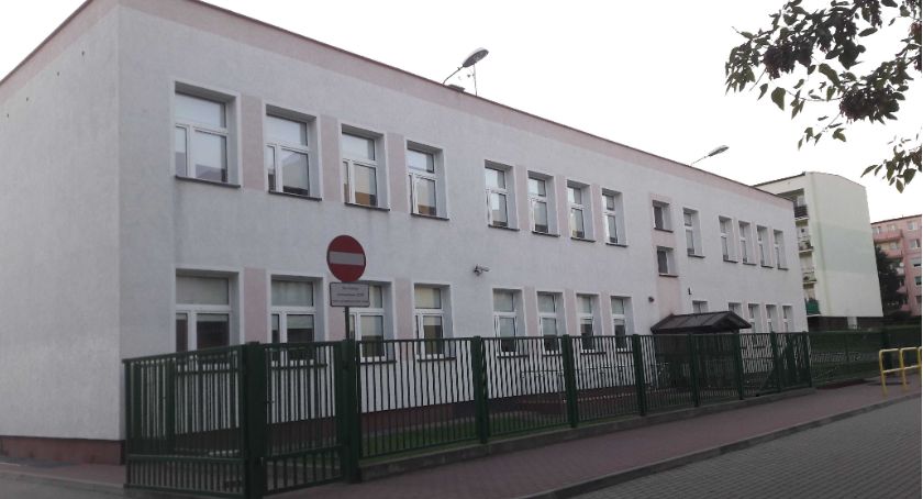 Młodzież tłoczy się w „białym