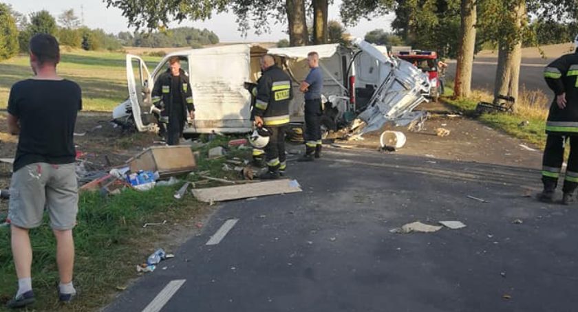 W Twardej Górze rozbił się dostawczak. Uderzył w dwa drzewa