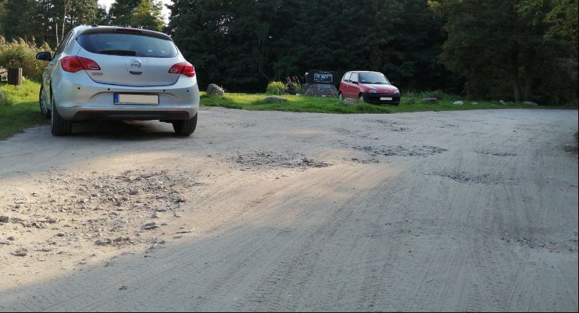 Droga w Kozłowie wymaga remontu. Jaki pomysł ma sołtys Tarach?