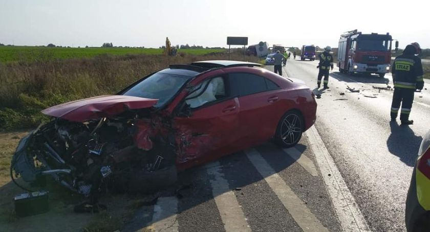 Czołowe zderzenie osobowego mercedesa z ciężarówką na drodze Bydgoszcz-Świecie [ZDJĘCIA] 
