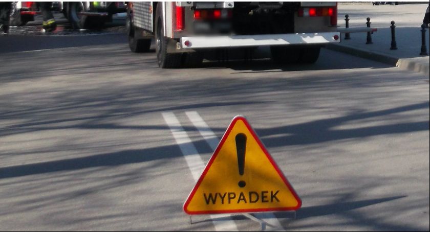 W Karolewie zderzył się dwa samochody osobowe. Kierowca trafił do szpitala