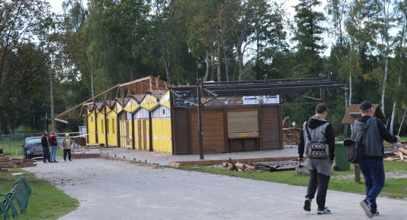 Trwa rozbiórka w Decznie. - To co nabroił były dzierżawca, musi teraz pozbierać - mówią w urzędzie [ZDJĘCIA]