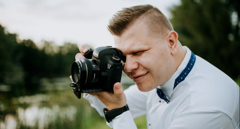 Bartosz Ryszkowski pracował jako grafik komputerowy. Los sprawił, że dzisiaj jest także fotografem, wideofilmowcem i drukarzem