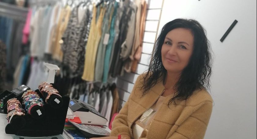 Marzena Szymczak jest właścicielką świeckiego sklepu odzieżowego Zoja Fashion. W branży pracuje około 20 lat i dzisiaj potrafi doradzić każdemu