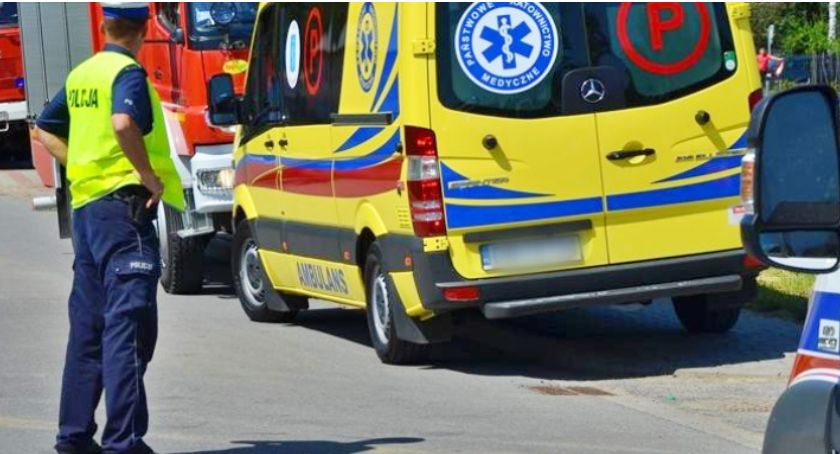 Kierowca opla wjechał w pieszych. Oboje zostali zabrani do szpitala