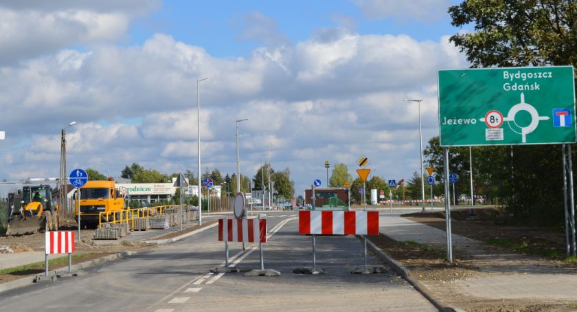 Rondo przy szpitalu gotowe. Nie ma już kocich łbów i niebezpiecznego skrzyżowania z drogą do Czapel