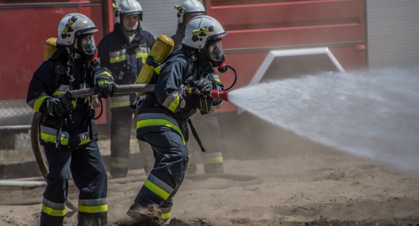 Pożar domu w gminie Jeżewo. Troje dzieci trafiło do szpitala