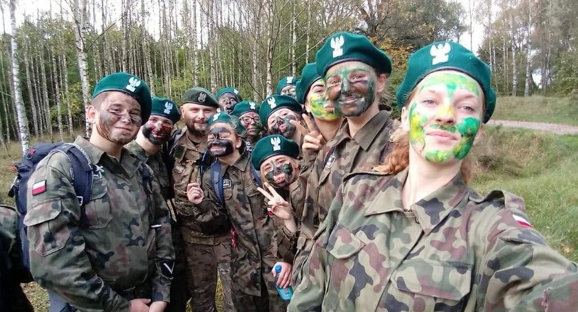 Do Osia pomaszerowali uczniowie Zespołu Szkół Ponadgimnazjalnych w Świeciu. Po drodze czekały na nich zadania i przeszkody [ZDJĘCIA]