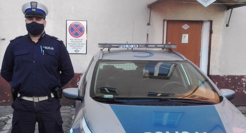 Policjant Marcin Ignatowski uratował dziecko. Trzylatka spacerowała po mieście w godzinach szczytu