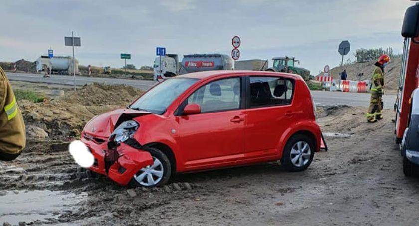 Zderzenie na krajowej trasie. Kierująca daihatsu uderzyła w suzuki 