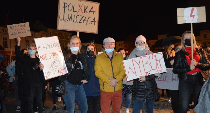 Kilkaset osób przeszło ulicami Świecia w obronie praw kobiet [ZDJECIA]