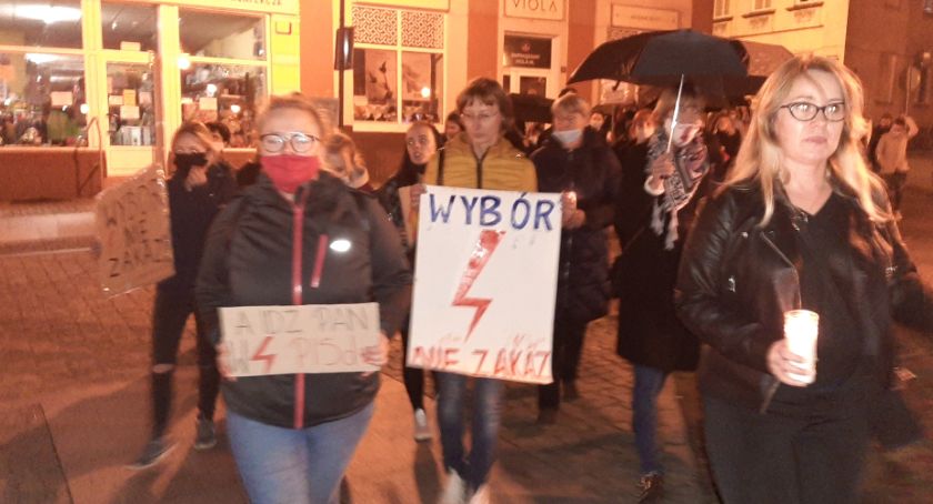 Strajk nowskich kobiet. Przeszły ulicami z transparentami 