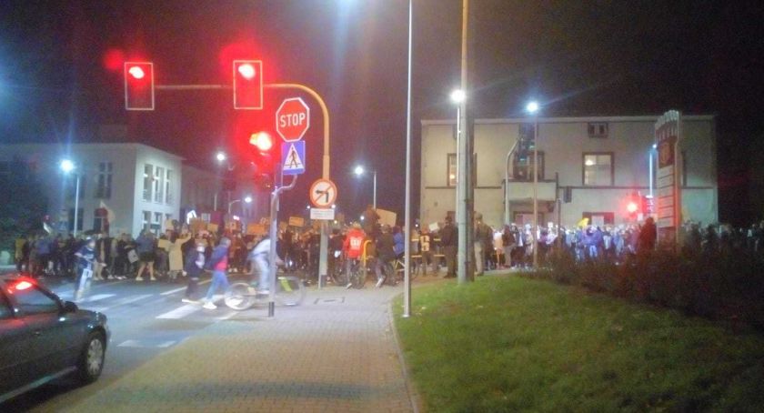 Kolejna manifestacja przeciwko zmianom prawa w Świeciu. Były krzyki i petardy