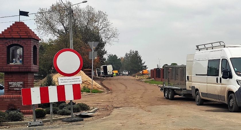 Budują drogę w Niewieścinie i Serocku. A mieszkańcy chcieliby też ścieżkę rowerową przy ruchliwej trasie