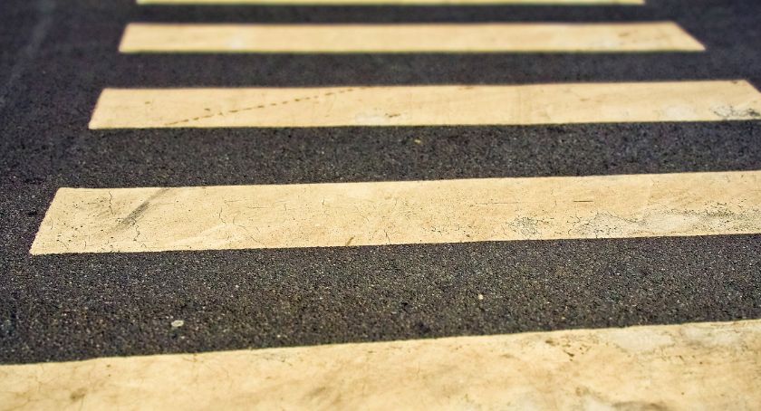 Potrącenie na przejściu dla pieszych w Nowem. Mężczyzna trafił do szpitala