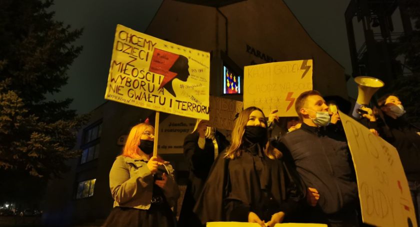 Czarny protest połączony z Halloween w Świeciu. Kontrowersyjne wydarzenie pod kościołem [ZDJĘCIA]