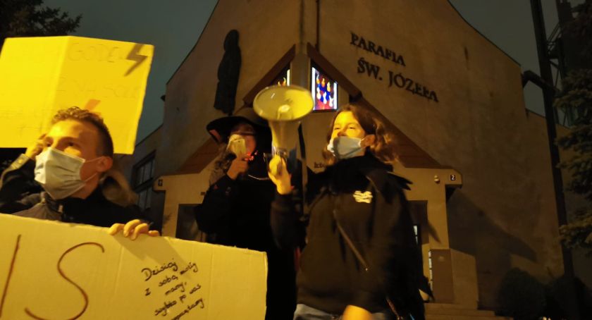 Organizatorka czarnego protestu w Świeciu przeprasza za swoje zachowanie. Chodzi o incydent pod kościołem