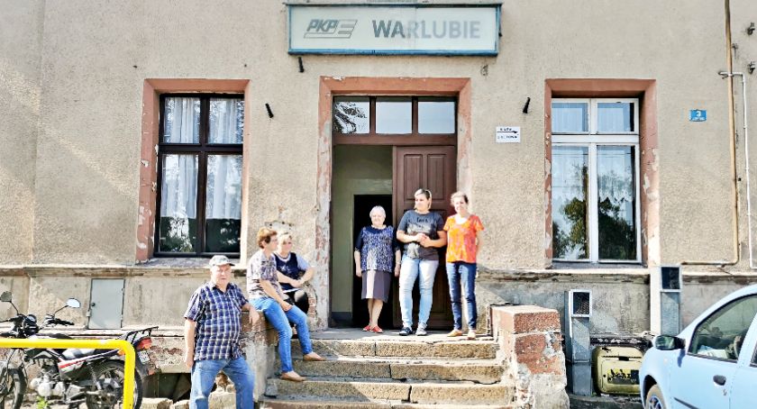 Budynek dworca PKP w Warlubiu. Gmina pożycza prąd od jednej z mieszkanek