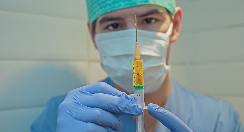Szczepionek na grypę wciąż brakuje. Nie chcieli przyjąć do szpitala, bo nie był zaszczepiony