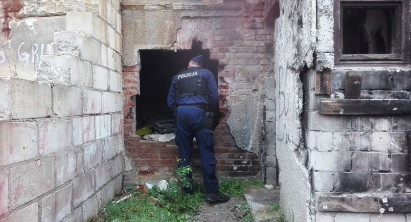 Policjanci kontrolują miejsca pobytu bezdomnych. Idzie zima, możemy pomóc 