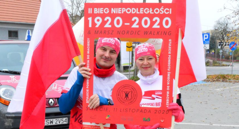 Trwa Bieg Niepodległości. Organizatorzy przewidują nagrody dla najlepiej przebranych uczestników [ZDJĘCIA]