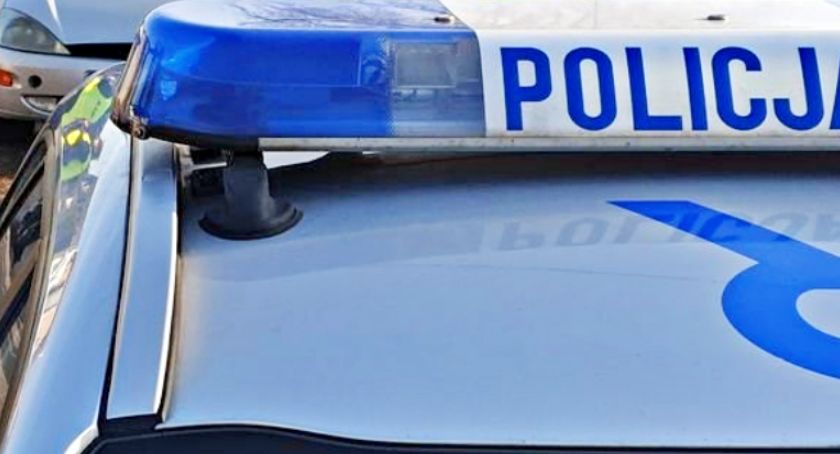 W Dąbrówce samochód uderzył w drzewo. Kierowca był pijany