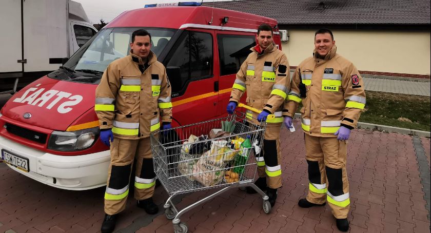 Tlenoterapia i sprzęt medyczny od strażaków. Harcerze i strażacy pomagają w czasach koronawirusa
