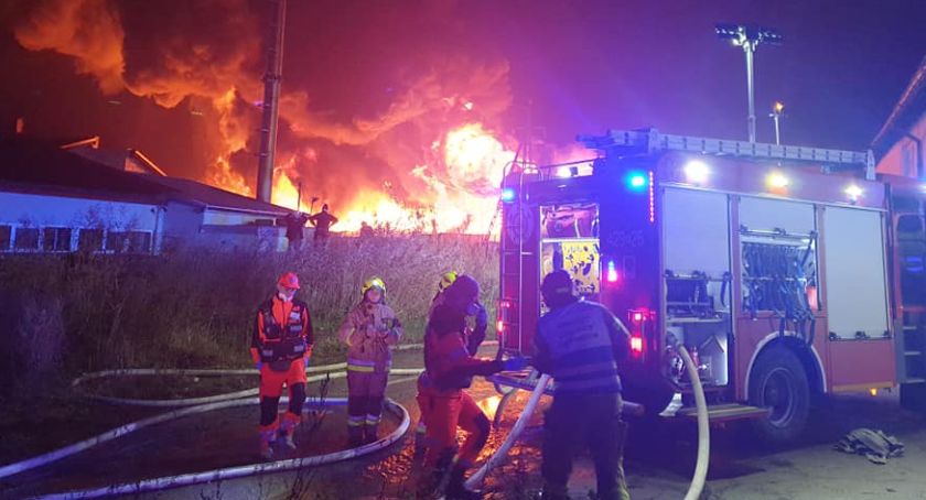 Ogromny pożar składowiska opon pod Chełmnem. Zawodowi strażacy ze Świecia ruszyli do akcji