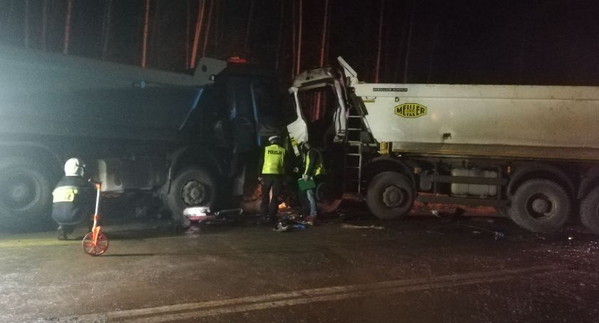 Czołowe zderzenie dwóch ciężarowych mercedesów z budowy S5. Kierowcy w poważnym stanie 
