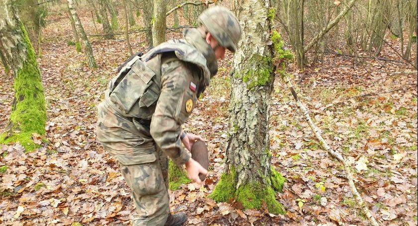 Pociski z czasów II wojny światowej znalezione w lesie w Gródku. Leżały niedaleko zbiorowej mogiły [ZDJĘCIA]
