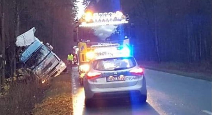 Ciężarówka wpadła do rowu na trasie Osie-Tleń. Co tam się stało? [ZDJĘCIA]