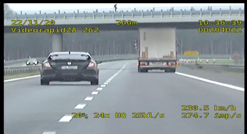 Pirat drogowy przyłapany przez drogówkę na autostradzie. Zgadnijcie do jakiej prędkości się rozpędził