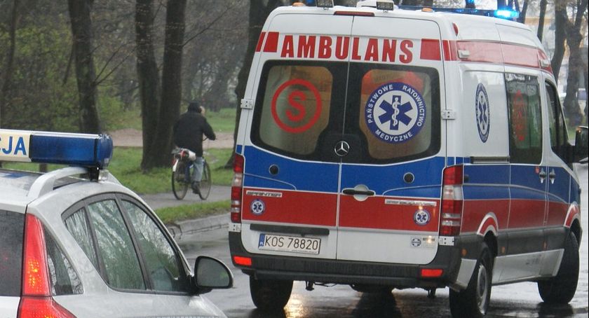 Dostawczak uderzył w drzewo w Błądzimiu. Kierowca w szpitalu